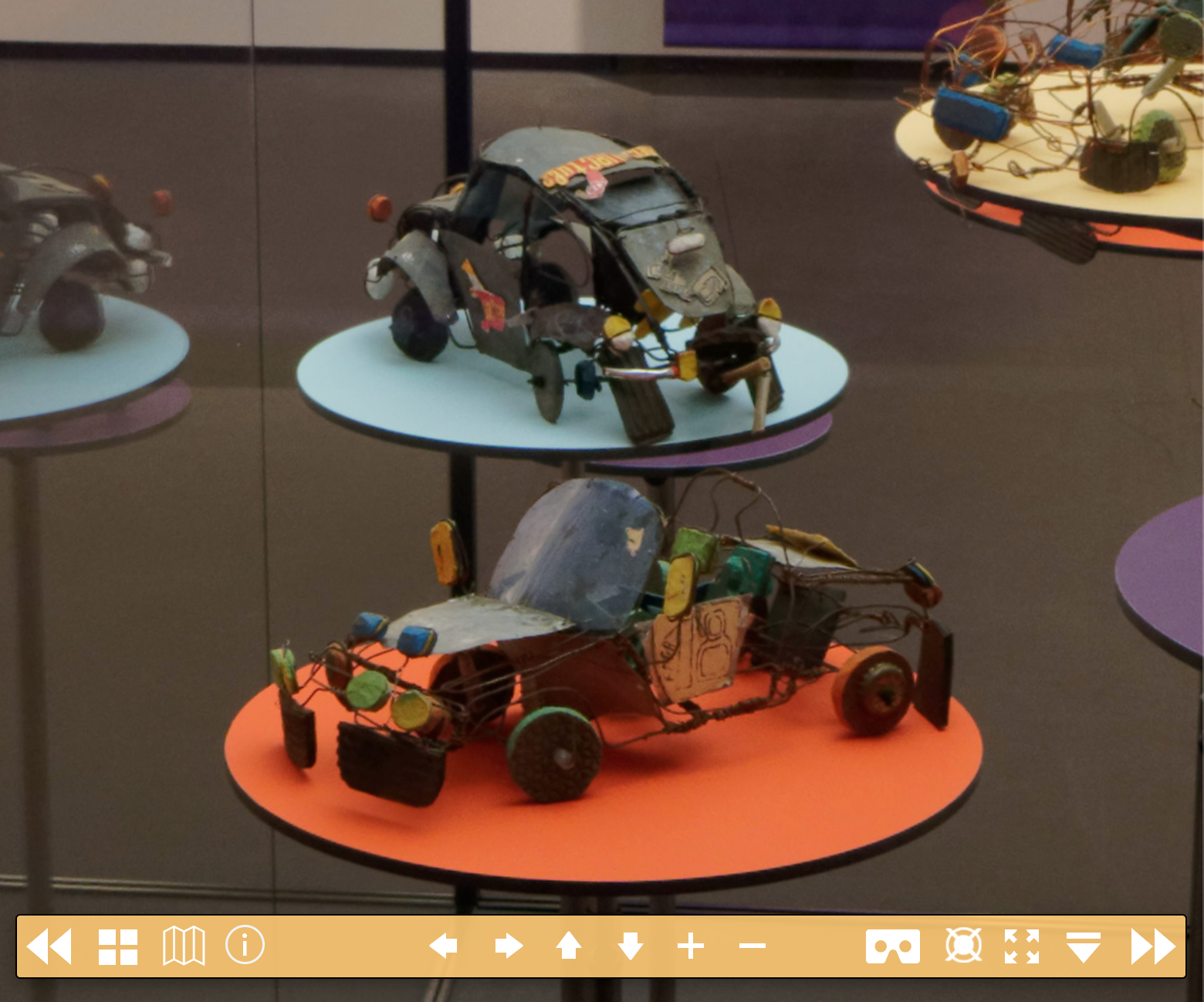 Spielzeugautos in der Ausstellung «Auto-Didaktika» des Völkerkundemuseums der Universität Zürich